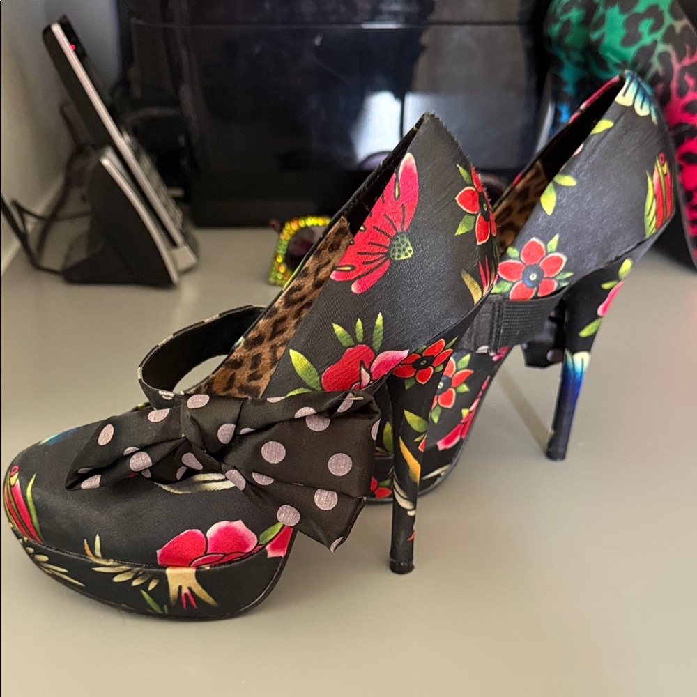 Just Fabulous Retro Looking Floral Black Women's Heels Size 6